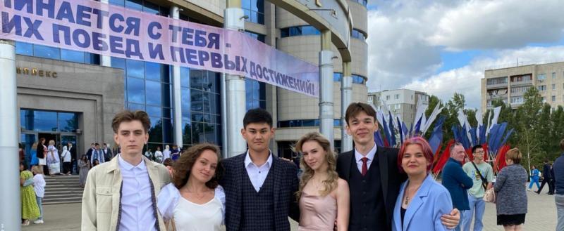 Выпускники ЗАТО Комаровский приняли участие в «Золотом бале лучших выпускников-2022»