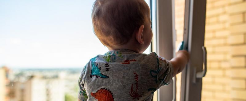 Двухлетний малыш выпал из окна в Оренбуржье