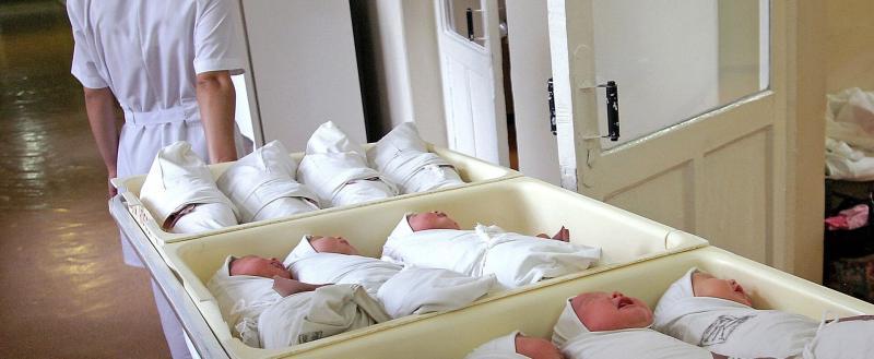 Президент РФ поручил разработать новые меры для повышения рождаемости