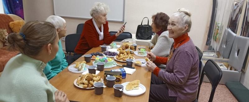 Чайные посиделки для граждан пожилого возраста провели в КЦСОН Ясный