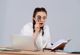 <a href="https://ru.freepik.com/free-photo/young-beautiful-businesswoman-sitting-at-workplace-holding-book-and-magnifier_7676764.htm#query=%D0%BF%D0%BE%D0%B8%D1%81%D0%BA%20%D1%80%D0%B0%D0%B1%D0%BE%D1%82%D1%8B&position=10&from_view=search&track=ais">Изображение от cookie_studio</a> на Freepik