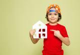 <a href="https://ru.freepik.com/free-photo/a-front-view-smiling-cute-boy-in-red-t-shirt-and-baseball-cap-holding-house-shaped-paper-on-the-stone-colored-space_8252809.htm#query=%D0%B4%D0%B5%D1%82%D0%B8%20%D1%81%20%D0%BA%D0%B2%D0%B0%D1%80%D1%82%D0%B8%D1%80%D0%BE%D0%B9&position=19&from_view=search&track=ais">Изображение от mdjaff</a> на Freepik