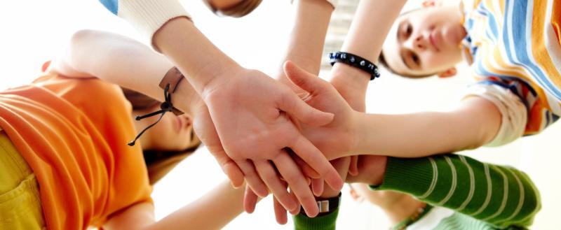 https://img.freepik.com/free-photo/close-up-pile-hands-friends_1098-1267.jpg?t=st=1738822745~exp=1738826345~hmac=757721a8099dbdf9a35c0f1ad228501215ba60c67c5b0d17e20f991ac2a9b9b1&w=1060 Новые правила получения господдержки на отдых и оздоровление детей