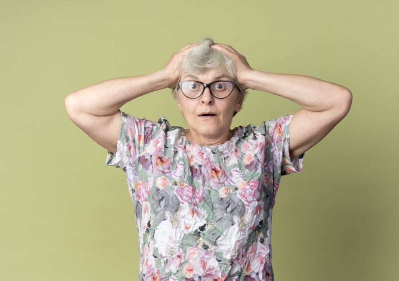 https://img.freepik.com/free-photo/shocked-elderly-woman-optical-glasses-holds-head-isolated-olive-green-wall_141793-70245.jpg?t=st=1744061823~exp=1744065423~hmac=5da69cc986329c73d974b79b81c48600fb235b4c7a2e46c57d16e0bf0bb7e60f&w=1060 Пенсионерка из Орска продала квартиру и перевела 1 800 000 рублей мошенникам