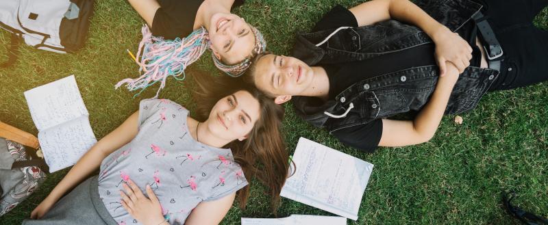 https://img.freepik.com/free-photo/young-students-lying-grass_23-2147666441.jpg?t=st=1744173962~exp=1744177562~hmac=848a6171714744970675194da7fa0672a632e10bea210e22c2c25d8022830779&w=1060 Принят закон о работе подростков во время каникул