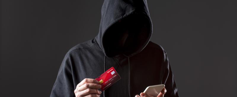 https://img.freepik.com/free-photo/front-view-male-hacker-holding-smartphone-credit-card_23-2148578146.jpg?t=st=1744552896~exp=1744556496~hmac=f72e21578ebccfb9f24546529a42f6ba0777c3fa8f58b89f5553626ae34b7ca8&w=1060 Оренбурженка перевела мошенникам 1 995 000 рублей
