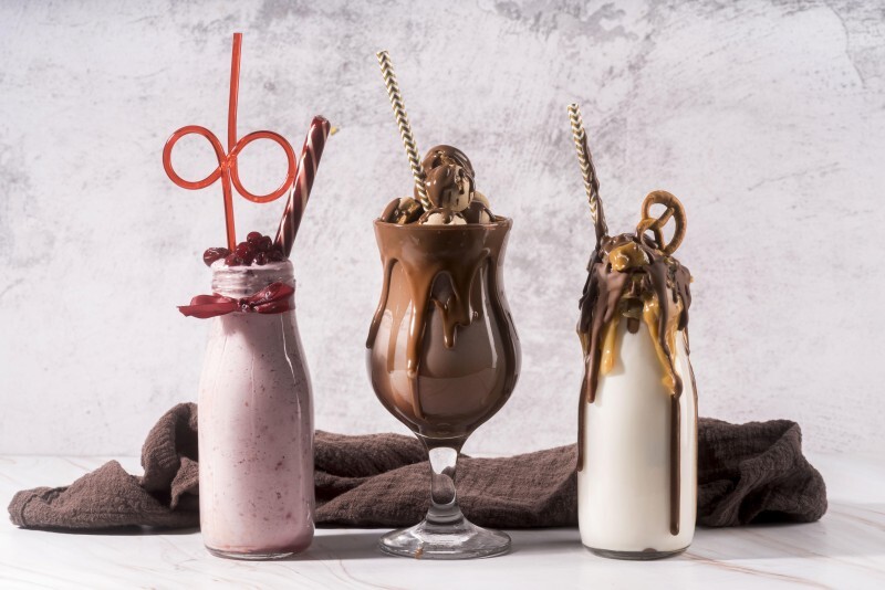 https://img.freepik.com/free-photo/front-view-assortment-desserts-with-straws_23-2148603312.jpg?t=st=1746601426~exp=1746605026~hmac=3baa69f834fdb27f77fc18382597612d5027cb103a0c055c104919509b0aaa8b&w=1380 Чем заменить алкогольные напитки на праздничном столе?