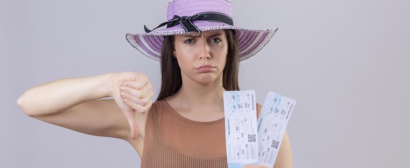 https://img.freepik.com/free-photo/young-beautiful-traveler-woman-summer-hat-holding-air-tickets-with-frowning-face-showing-thumbs-down-white-wall_141793-13379.jpg?t=st=1746817216~exp=1746820816~hmac=7db142f9c5dcc63c01e540eeb7c5ba9b0057ac3f2f073920894c3216efb8d70d&w=1380 Мошенники похитили у медсестры 34 000 рублей при бронировании отеля