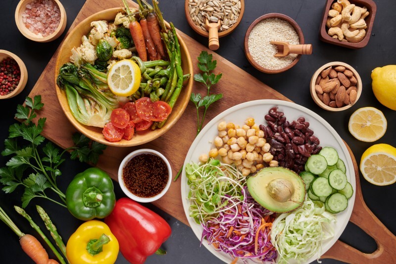 https://ru.freepik.com/free-photo/buddha-bowl-dish-with-vegetables-legumes-top-view_13807905.htm#fromView=search&page=1&position=1&uuid=4d98ecd4-1bbb-48b6-bb80-2ecc938e8a0b&query=правильное+питание Как правильно питаться в жару: советы для комфортного самочувствия
