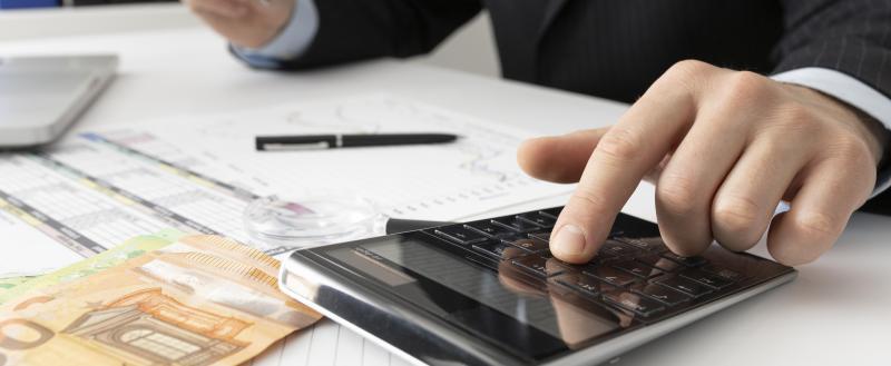 https://ru.freepik.com/free-photo/business-man-calculating-finance-numbers-close-up_11621123.htm#fromView=search&page=1&position=47&uuid=96b7f192-8589-41de-8fc4-6545750ce515&query=налоговый+вычет Сдача нормативов ГТО позволит получить налоговый вычет