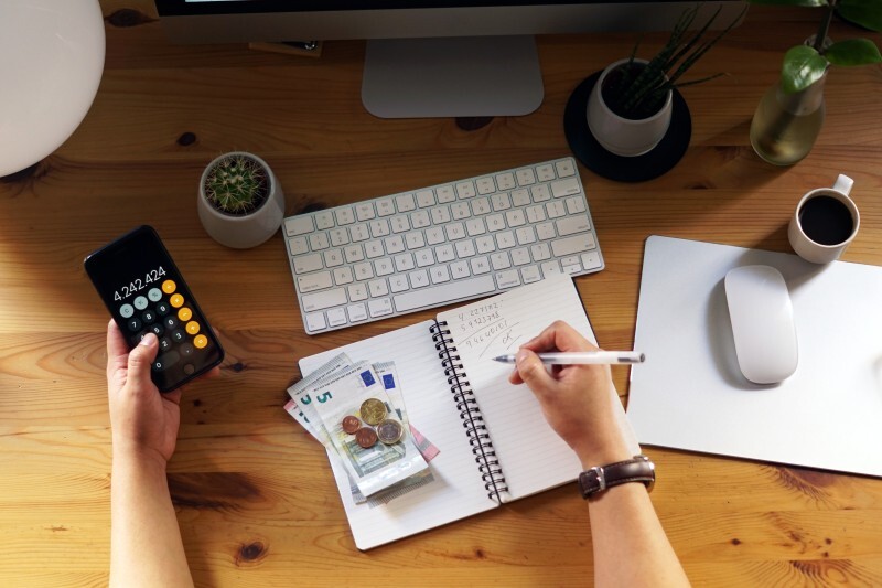 https://ru.freepik.com/free-photo/closeup-shot-entrepreneur-working-from-home-his-personal-finances-savings_11183229.htm#fromView=search&page=1&position=18&uuid=9d3b5fdd-a384-47df-b7bc-768a3568a7ff&query=расчет+платеж+за+жку Разбираем - из чего складывается платеж за ЖКУ в многоквартирном доме