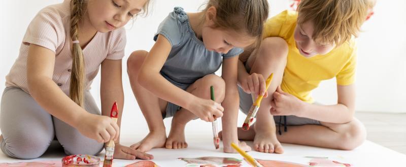 https://ru.freepik.com/free-photo/full-shot-friends-painting-together_16077932.htm#fromView=image_search_similar&page=1&position=0&uuid=262d5052-98c4-49e8-ac2b-c343169dc281&query=дети+и+творчество Детское творчество: Как раскрыть и развить таланты вашего ребенка