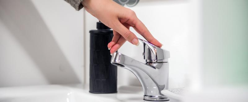https://ru.freepik.com/free-photo/hygiene-cleaning-hands-washing-hands-woman-wash-their-hands_1191680.htm#fromView=image_search_similar&page=1&position=5&uuid=babc3041-a4b5-4292-b315-46ce3f378231&query=внимание+воды+не+будет ВНИМАНИЕ! ОТКЛЮЧЕНИЕ ГОРЯЧЕЙ ВОДЫ В ЯСНОМ!