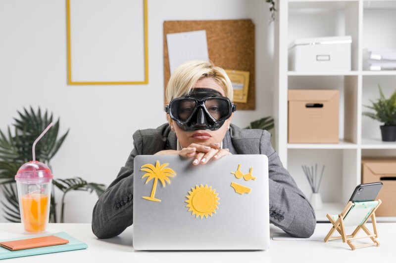 https://ru.freepik.com/free-photo/portrait-woman-office-prepared-summer-holiday_4783979.htm#fromView=search&page=2&position=46&uuid=7a168e14-c626-46dc-adbd-0b10e96f9557&query=полис+омс+отпуск Пора отпусков: не забудьте проверить важные документы перед поездкой