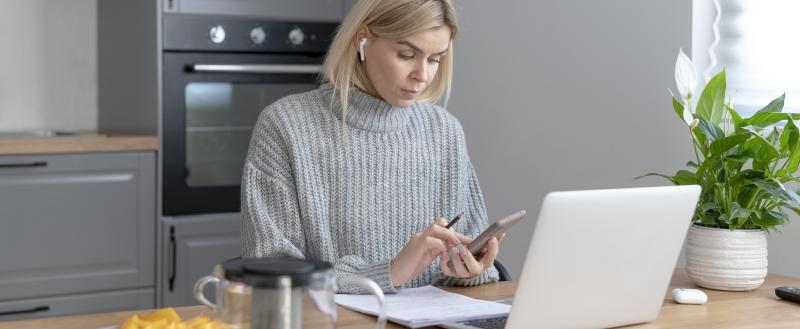 https://ru.freepik.com/free-photo/medium-shot-woman-holding-smartphone_22114600.htm#fromView=search&page=1&position=1&uuid=6b1d2499-9723-4739-9eb0-d56c8070e282&query=онлайн+заявка+на+госуслуги Миграционный пункт МО МВД России по ЗАТО Комаровский: Подача заявления на услуги возможна онлайн