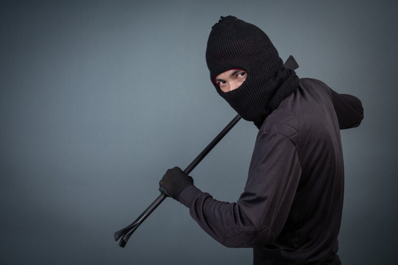 https://ru.freepik.com/free-photo/black-criminals-wore-head-yarn-gray_5219057.htm#fromView=search&page=1&position=22&uuid=cf861b20-a6ba-44d5-9f5d-f301678541b9&query=вор Мужчина обвиняется в хищении имущества из здания образовательного учреждения
