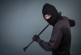 Мужчина обвиняется в хищении имущества из здания образовательного учреждения
