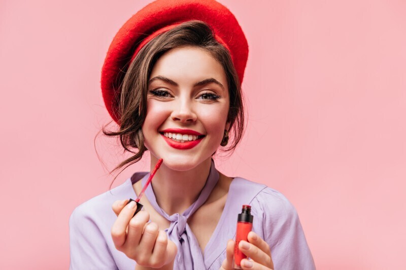 https://ru.freepik.com/free-photo/green-eyed-girl-with-snow-white-smile-paints-her-lips-with-red-lipstick-portrait-lady-stylish-beret-pink-background_12885005.htm#fromView=image_search_similar&page=1&position=4&uuid=29a845c8-8157-45d4-9389-33f6a743bef3&query=макияж Давайте посчитаем, учитывая время на снятие макияжа!