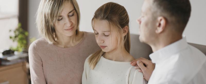 https://ru.freepik.com/free-photo/parents-daughter-praying-together_11304007.htm#fromView=image_search_similar&page=1&position=0&uuid=fef3bf9b-af0a-42e9-b357-b699b99b7022&query=родители+и+подростки Наркотики и дети