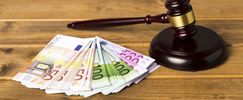 https://ru.freepik.com/free-photo/high-angle-judge-gavel-with-euro-banknotes_5128260.htm#fromView=image_search_similar&page=1&position=26&uuid=b20b3a6a-dec4-4207-af22-25eafffb9d3b&query=хищение+денег+ Работник магазина попытался похитить деньги с кассы