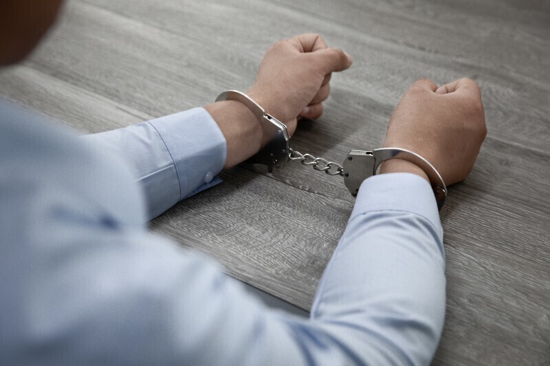 https://ru.freepik.com/free-photo/selective-focus-shot-male-hands-handcuffs-wooden-table_27573013.htm#fromView=search&page=1&position=38&uuid=aec07f32-e25d-4e92-90f7-b36e8c11e083&query=уголовная+ответственность Регистрация ИП на подставное лицо повлечет уголовную ответственность