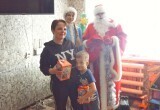 Полицейский Дед Мороз радует ребят ГО ЗАТО Комаровский