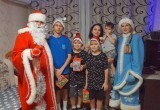Полицейский Дед Мороз радует ребят ГО ЗАТО Комаровский