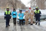В ЗАТО Комаровский провели акцию «Цветы для автоледи»